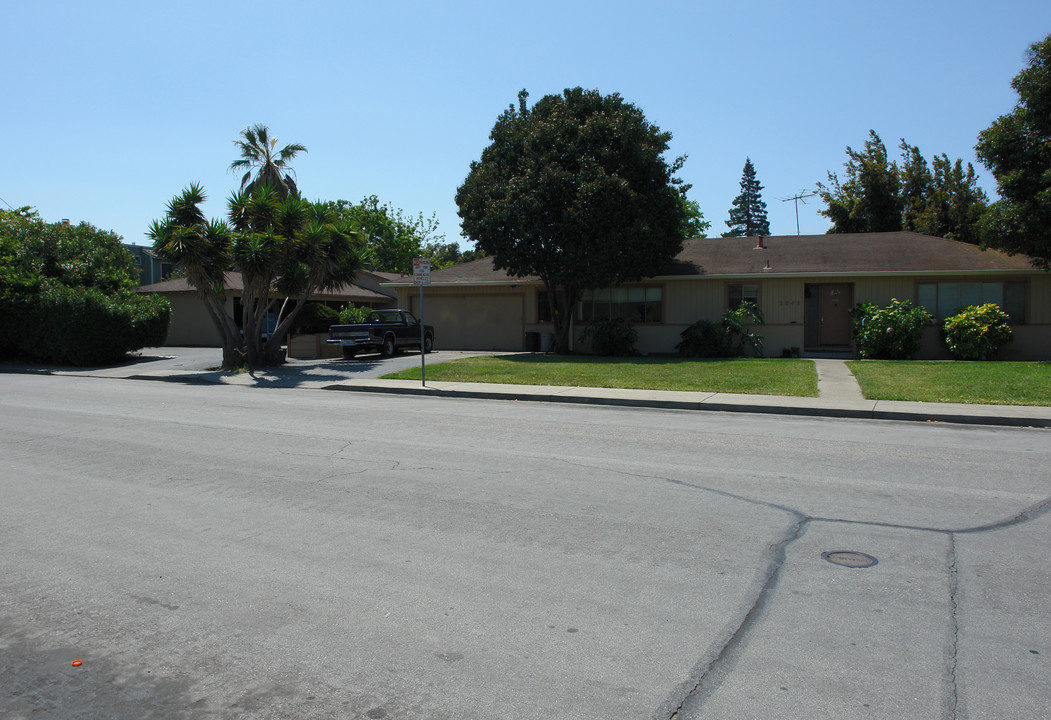 2066 Plymouth St in Mountain View, CA - Building Photo