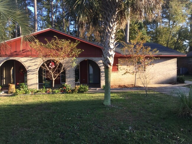 property at 1011 S Poplar Dr