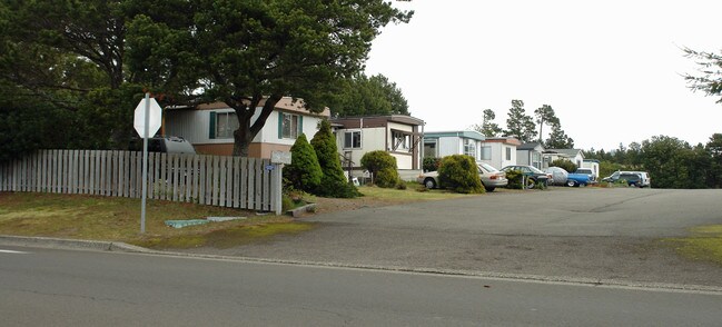 1699 27th St in Florence, OR - Foto de edificio - Building Photo