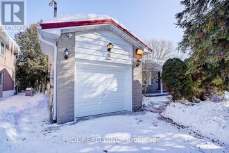 15 Crossburn Dr in Toronto, ON - Building Photo - Building Photo