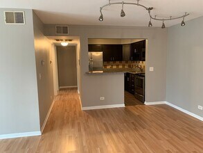 1125 Pleasant Run Dr, Unit 810 in Wheeling, IL - Foto de edificio - Building Photo