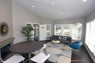 Spinnaker Apartments in Des Moines, WA - Building Photo - Building Photo