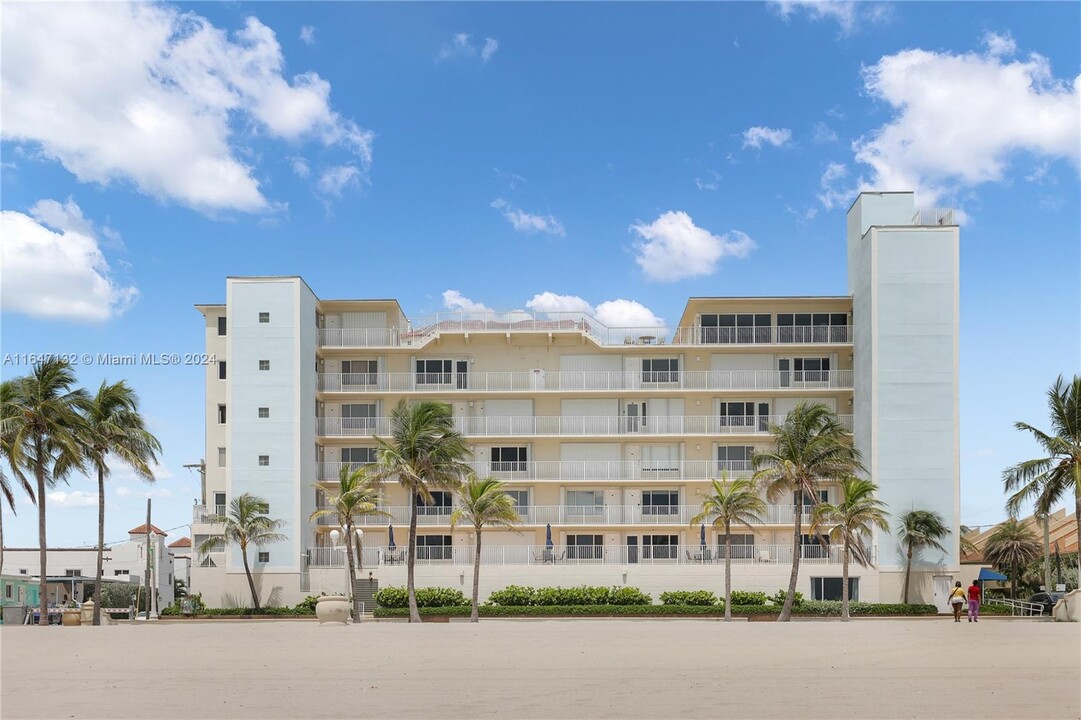 300 Oregon St in Hollywood, FL - Building Photo