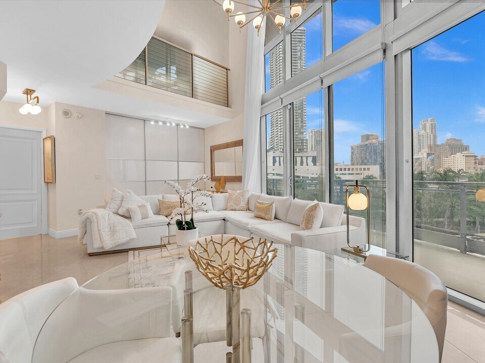 90 SW 3rd St, Unit 501 in Miami, FL - Building Photo