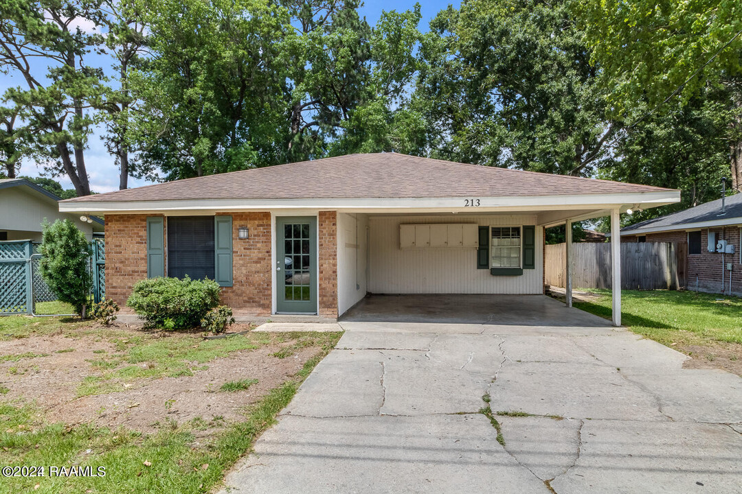 213 Timothy Dr in Lafayette, LA - Foto de edificio