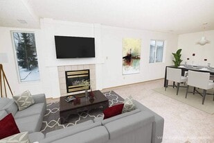 Huntington Court Coach Homes in Edmonton, AB - Building Photo