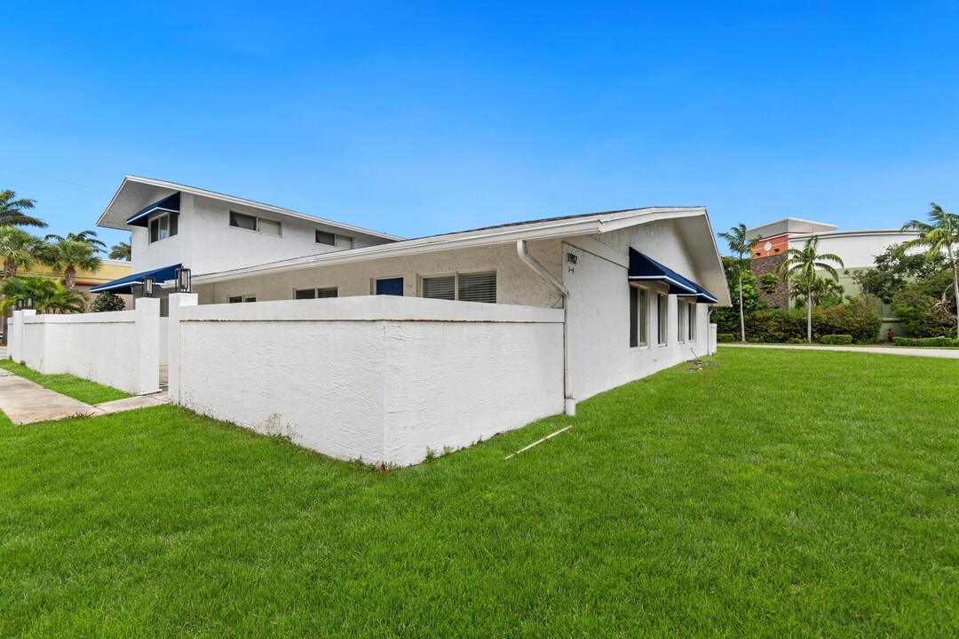 1902 Spanish Trail in Delray Beach, FL - Foto de edificio