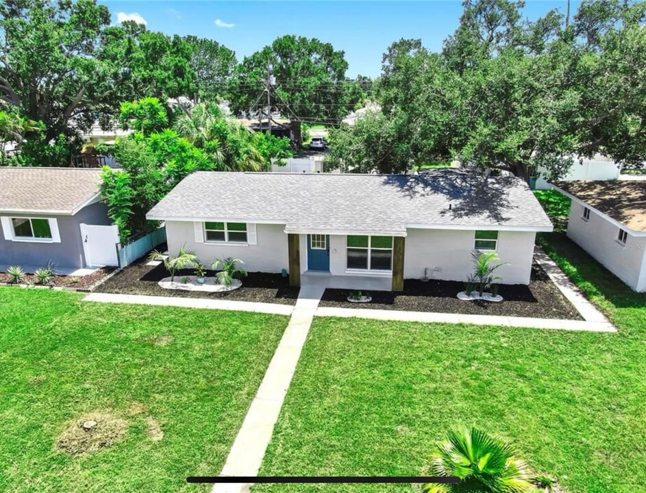 636 41st Ave NE in St. Petersburg, FL - Foto de edificio