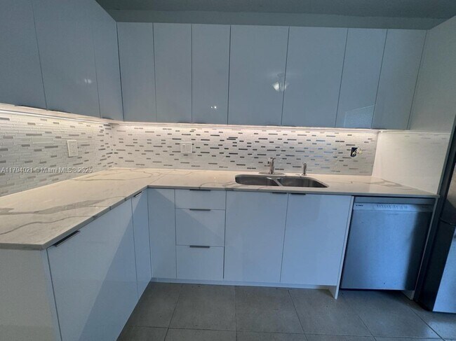 9073 Vineyard Lake Dr in Plantation, FL - Building Photo - Building Photo