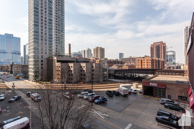 345 N Canal St, Unit 402 in Chicago, IL - Foto de edificio - Building Photo