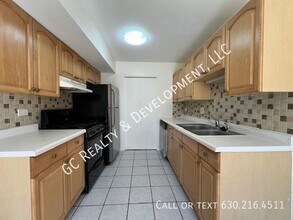 1800 Jamestown Cir in Hoffman Estates, IL - Building Photo - Building Photo