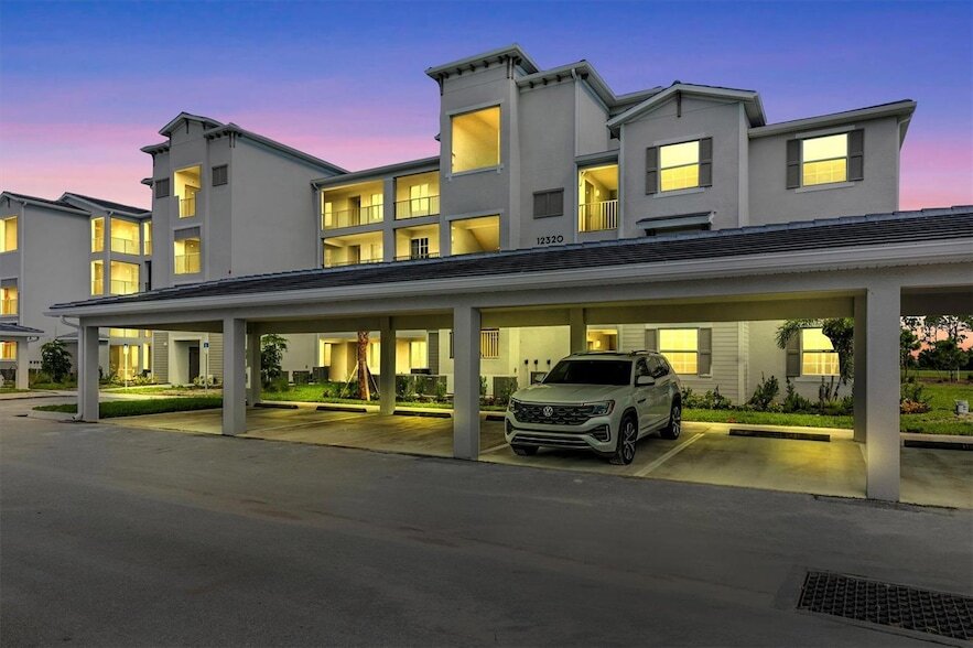 12320 Wellen Golf St, Unit 204 in Venice, FL - Foto de edificio