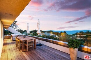 27553 Pacific Coast Hwy in Malibu, CA - Building Photo