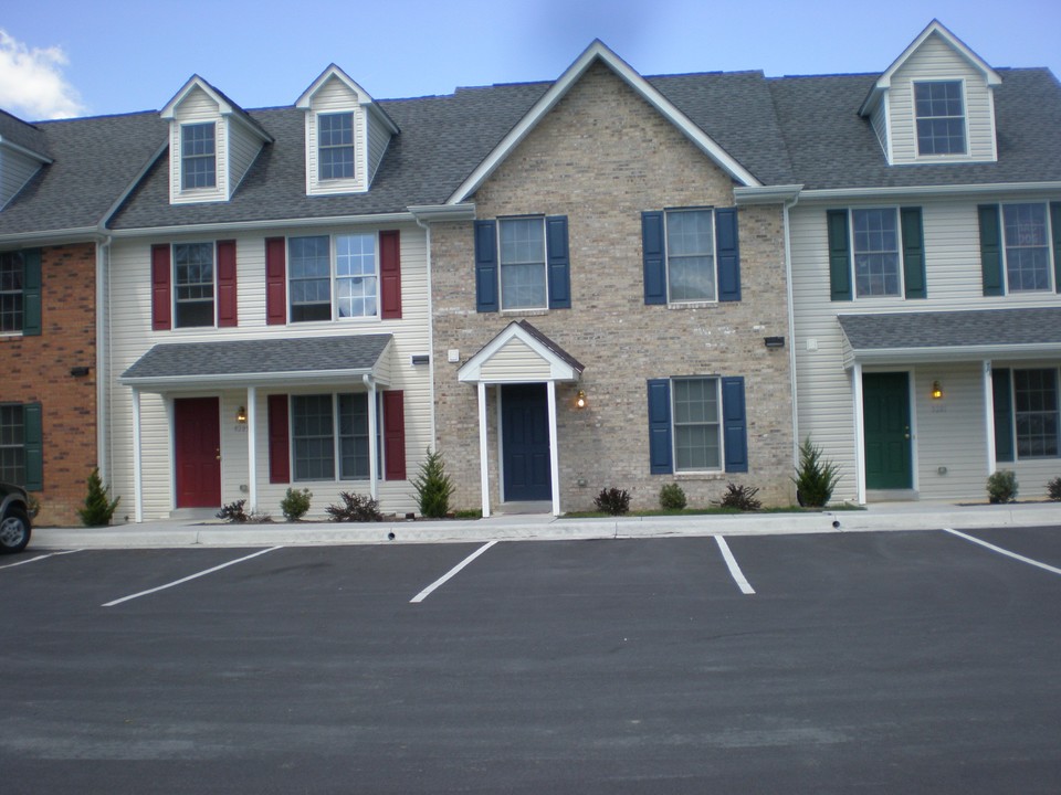 9267-9295 Travellers Ct in New Market, VA - Building Photo