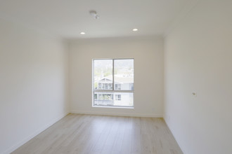 301 S Swall Dr in Los Angeles, CA - Building Photo - Interior Photo