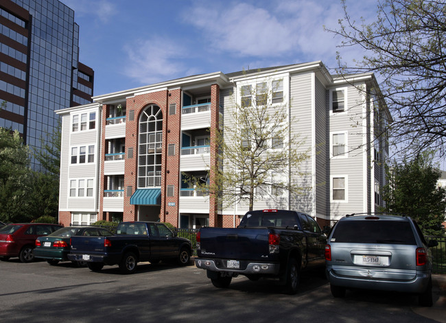 Ragan Oaks Apartments in Fairfax, VA - Building Photo - Building Photo