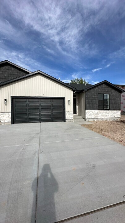 4749 Legacy Vlg Ln in Ammon, ID - Building Photo