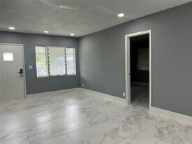 2218 Roosevelt St, Unit 2218 in Hollywood, FL - Building Photo