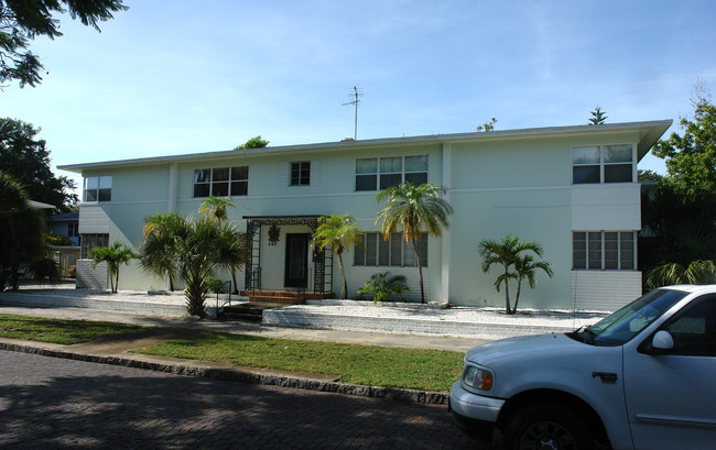 560 12th Ave NE in St. Petersburg, FL - Foto de edificio - Building Photo