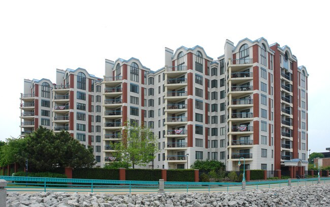 Lakeshore Towers in Racine, WI - Building Photo - Building Photo