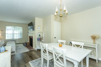 2200 Montreat Cir in Vestavia Hills, AL - Foto de edificio - Building Photo