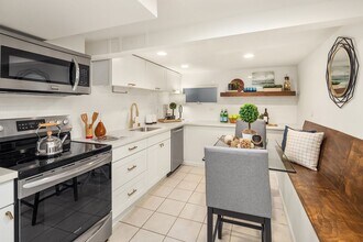 4408 Thackeray Pl NE in Seattle, WA - Building Photo - Building Photo