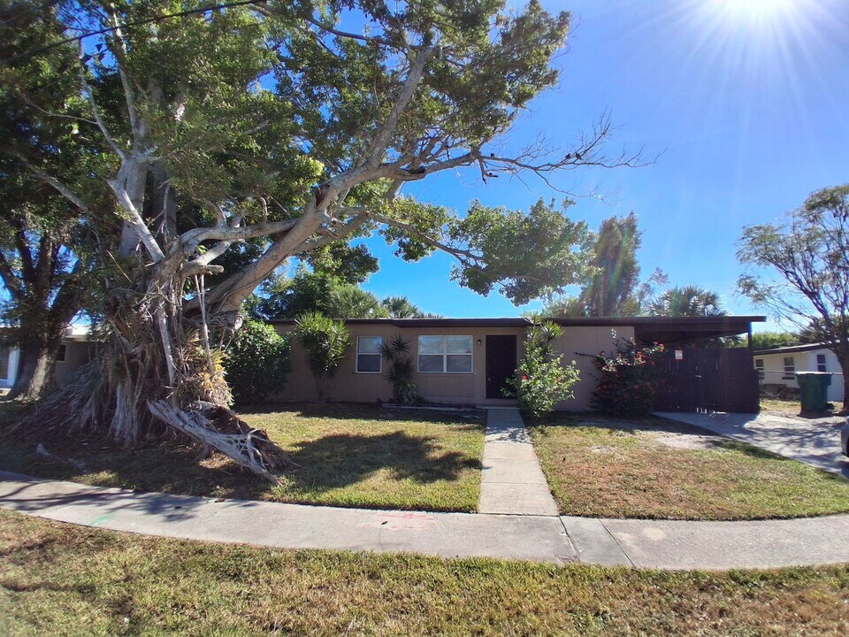 21995 Catherine Ave in Port Charlotte, FL - Building Photo