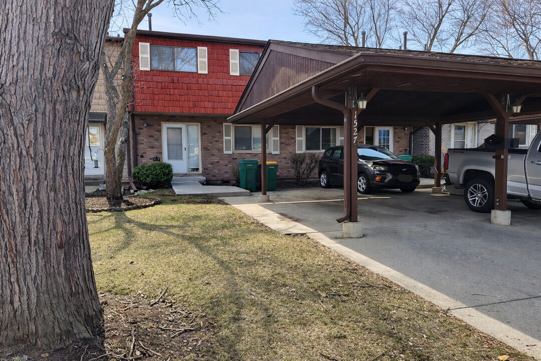 1527 Mohawk Trail in Wheeling, IL - Building Photo