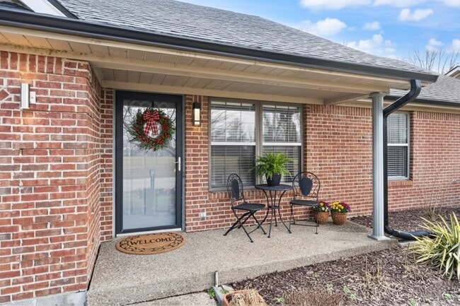 1216 Whitehorse Vale Dr in Jeffersonville, IN - Foto de edificio - Building Photo