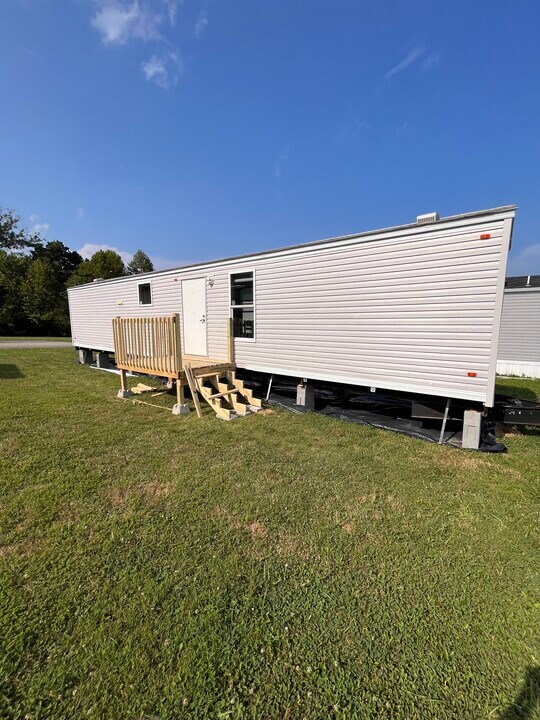 52 Meadowview Ln in Louisa, KY - Building Photo