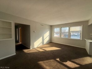 2027 Warrensville Center Rd in South Euclid, OH - Building Photo - Building Photo