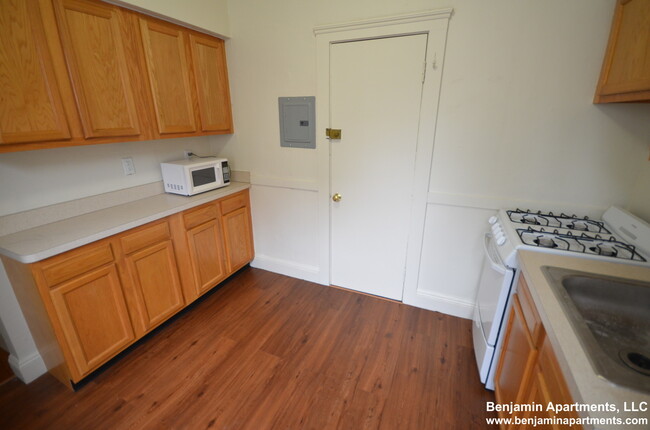 127 Sutherland Rd, Unit L in Boston, MA - Building Photo - Building Photo