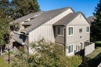 Lakeview Condominiums in Pittsburg, CA - Building Photo - Building Photo