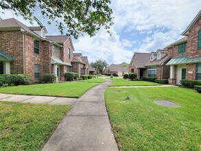 206 Whispering Ridge Terrace in Houston, TX - Foto de edificio - Building Photo