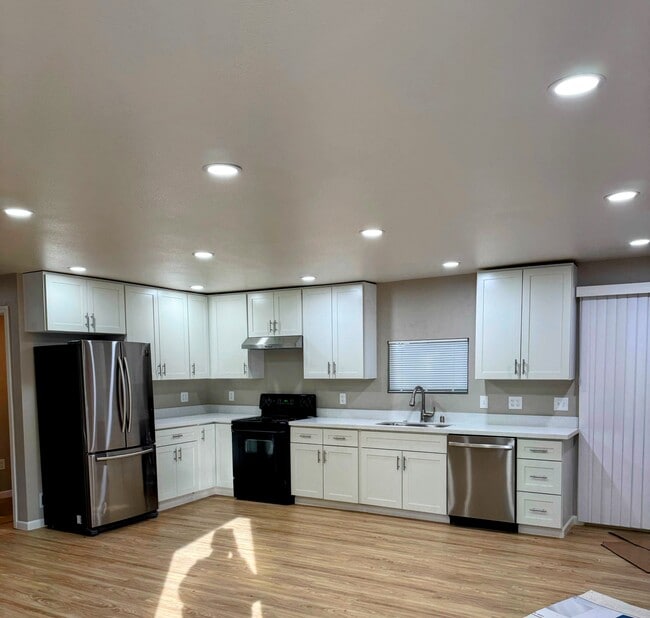 3776 Laddell Ave in Clearlake, CA - Building Photo - Building Photo