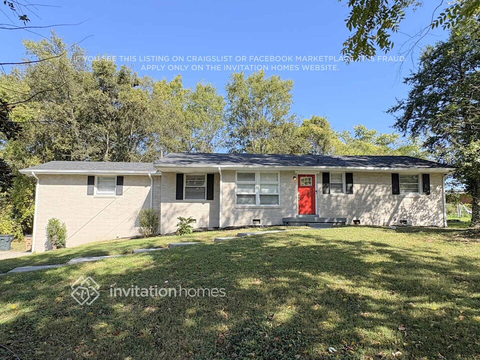 562 Whispering Hills Dr in Nashville, TN - Foto de edificio
