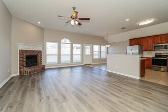 217 Ute Creek Ct in Burleson, TX - Foto de edificio - Building Photo