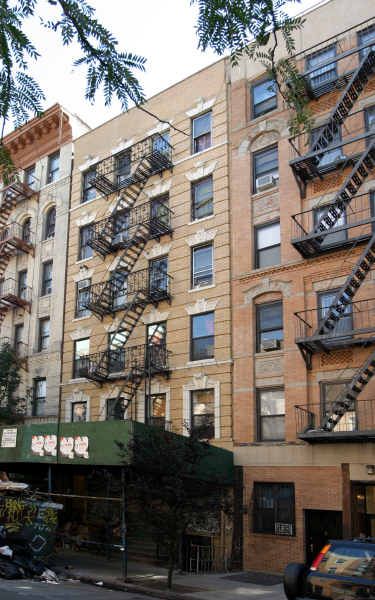 202 E 7th St in New York, NY - Foto de edificio - Building Photo