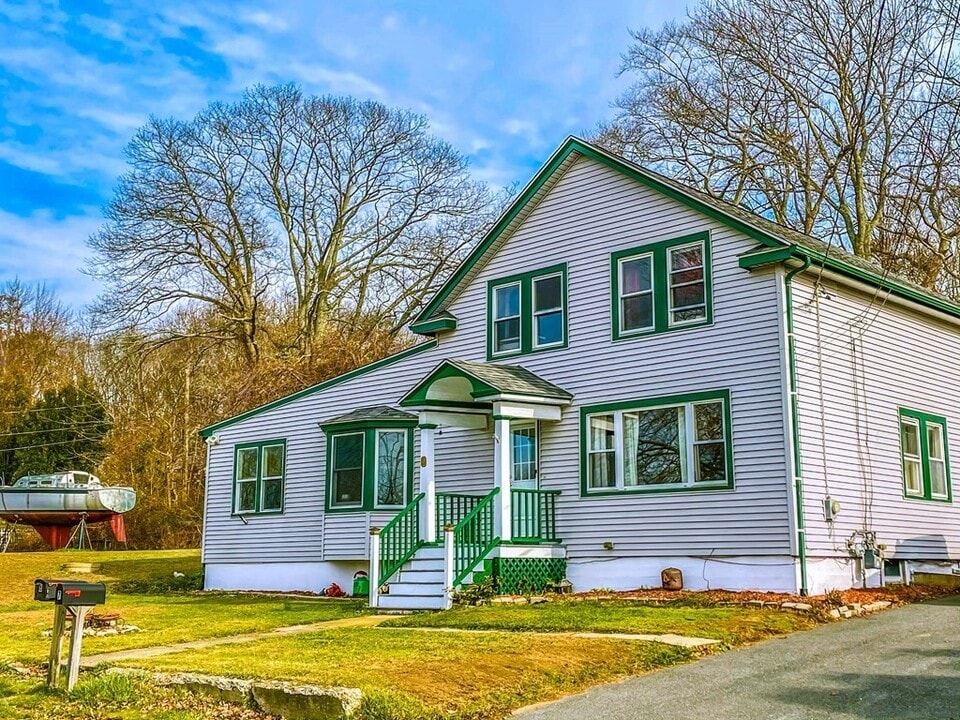 6 Lakeshore Rd in Westport, MA - Building Photo