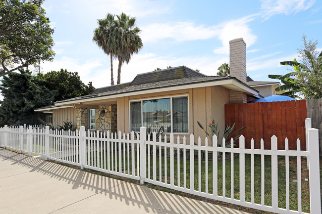 7032 Heil Ave in Huntington Beach, CA - Foto de edificio - Building Photo