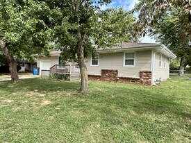 708 Spruce St in Nixa, MO - Building Photo