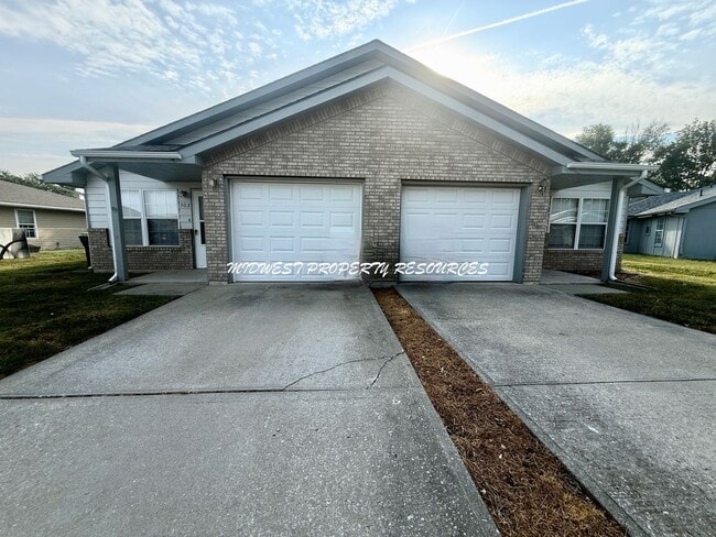 503 NE Austin St in Oak Grove, MO - Building Photo - Building Photo