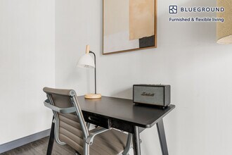 215 W Lake St in Chicago, IL - Building Photo - Building Photo