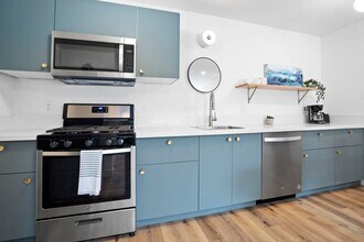 15432 Gault St, Unit 111 in Los Angeles, CA - Building Photo - Building Photo