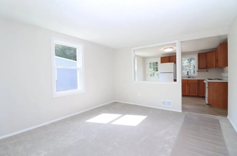 31 Kennedy Dr in Thomaston, CT - Building Photo