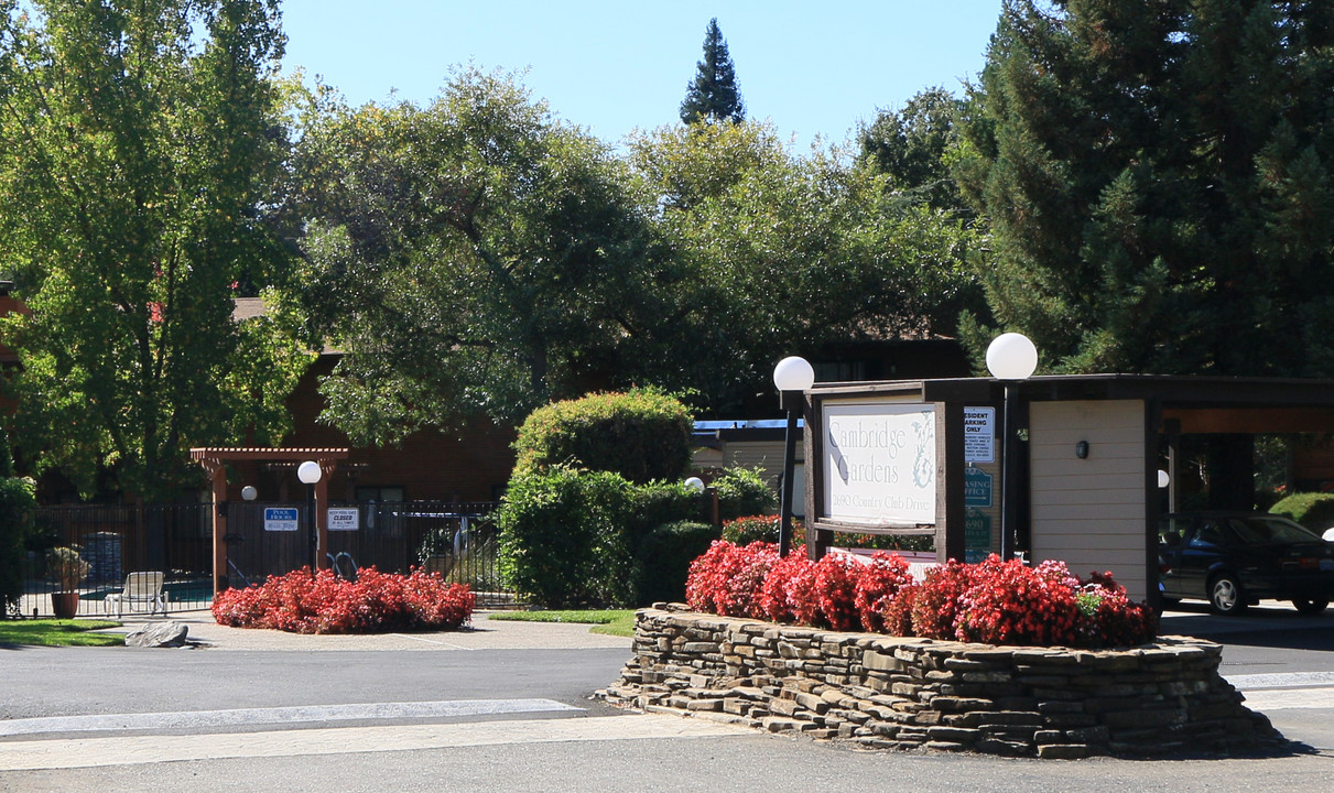 Cambridge Gardens in Cameron Park, CA - Foto de edificio