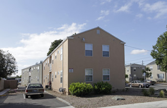 Garden Manor Apartments in Oakland, CA - Building Photo - Building Photo