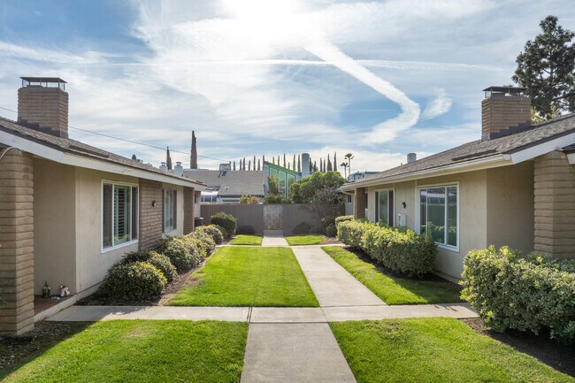 Tustin Verdes Condominiums in Tustin, CA - Building Photo - Building Photo