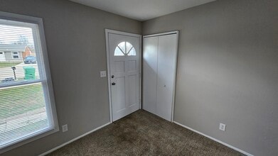 5219 Garden Green Way in Louisville, KY - Building Photo - Building Photo