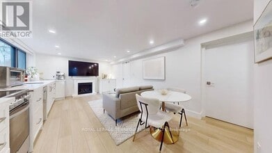 3170 The Credit Woodlands in Mississauga, ON - Building Photo - Building Photo